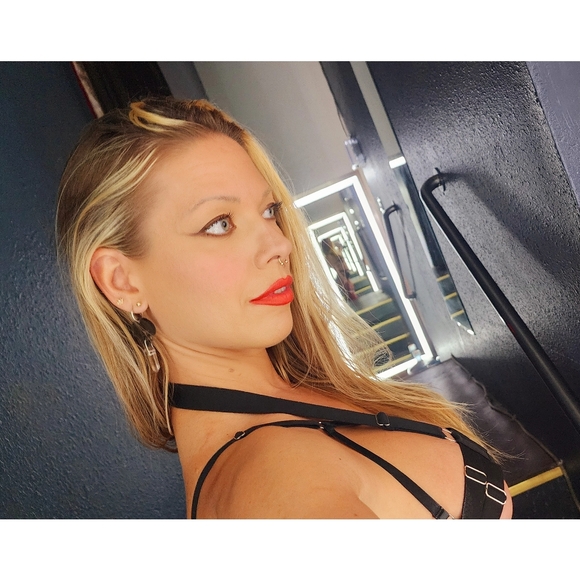 Silver💀Skull Earrings - Picture 12 of 14